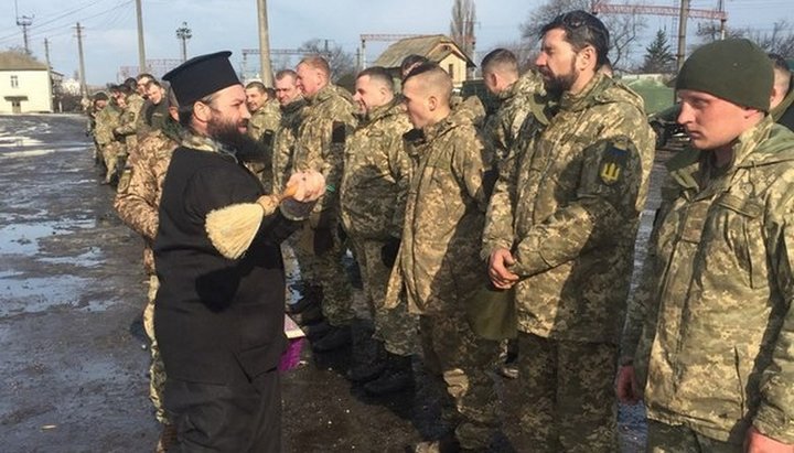 Священик благословив військовослужбовців на проходження служби