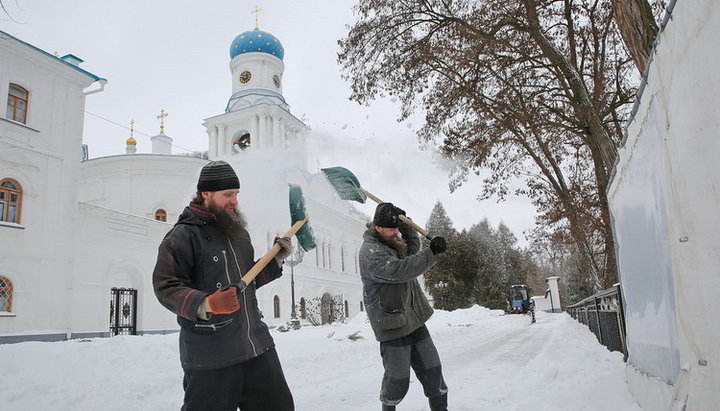 В Святогорской лавре опубликовали фото мартовского снега 