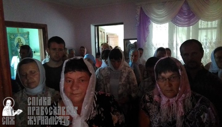 The parishioners of the UOC in Chudnitsa village hold divine services in the church house, which Filaret adherents failed to sue