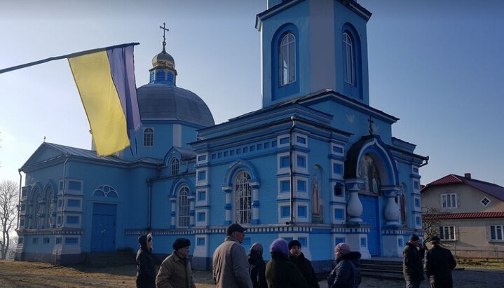 Храм в Птичьей 2 апреля оказался в эпицентре внимания обеих сторон противостояния