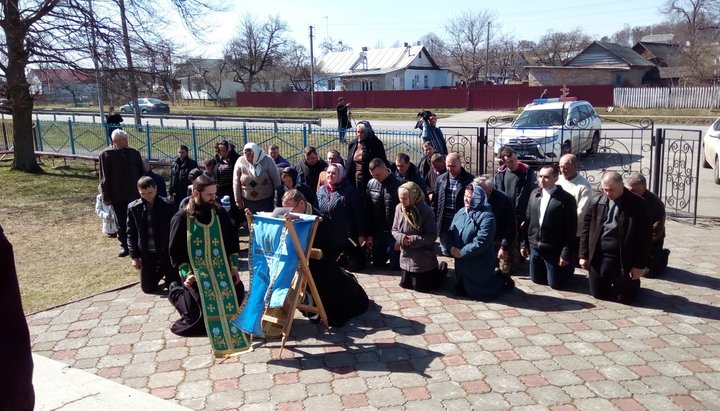 У арестованного Свято-Успенского храма УПЦ верные канонической Церкви молились коленопреклоненно