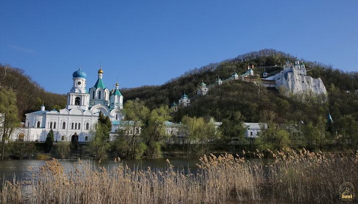 В Святогорскую лавру пришла весна