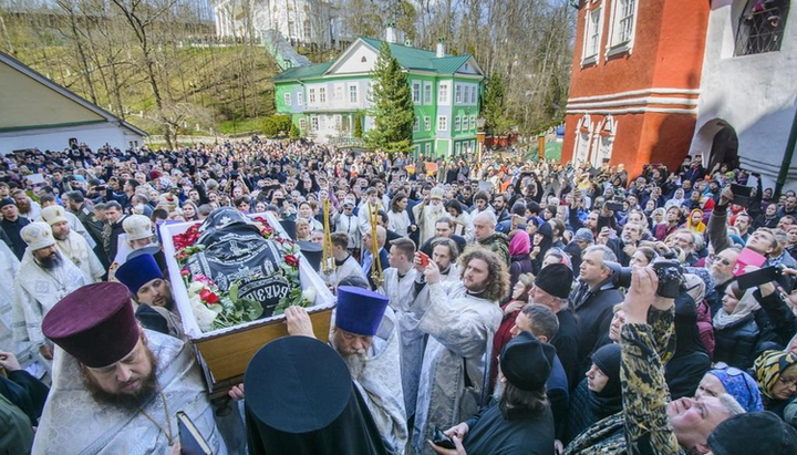 Попрощатися зі старцем прийшло численне духовенство та тисячі віруючих