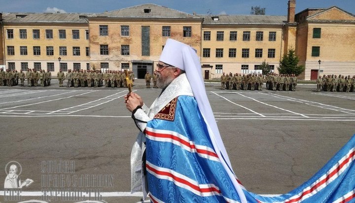 Митрополит Августин окропив зенітників святою водою та благословив на служіння Батьківщині