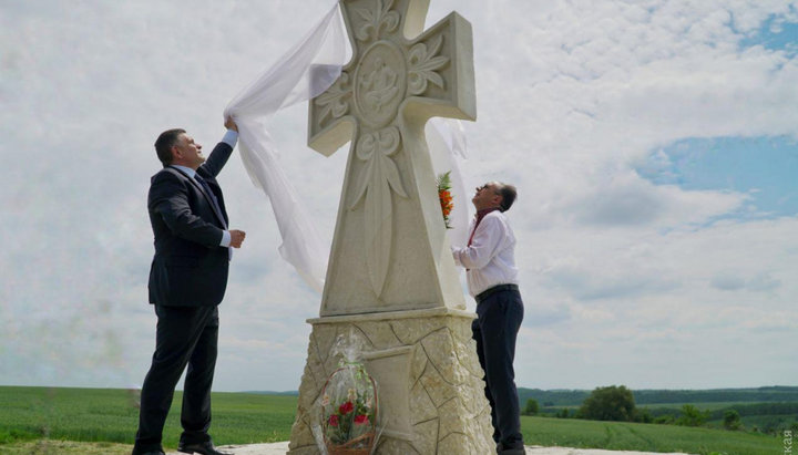 Відкриття поклінного хреста в селі Івашків