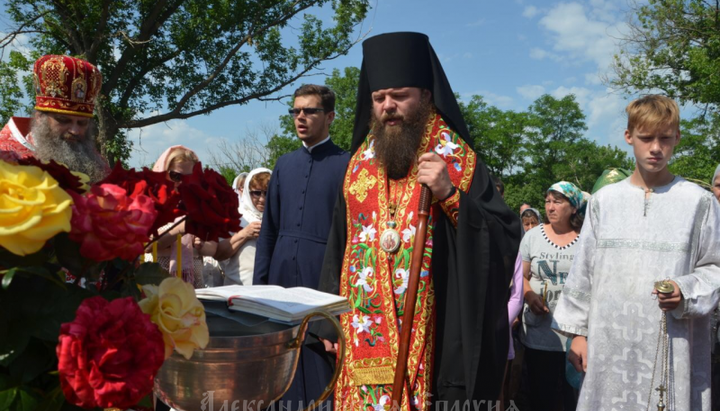 Єпископ Олександрійський і Світловодський Боголєп освячує поклінний хрест