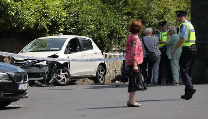 У Дубліні священик наїхав на людей під час відспівування в церкві