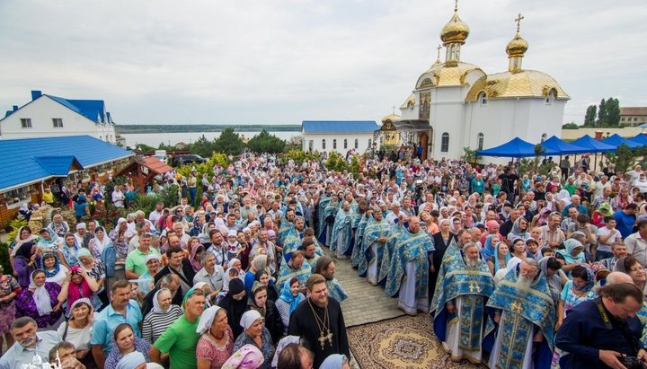 Віруючі на урочистому освяченні нового храму Свято-Покровського скиту під Одесою