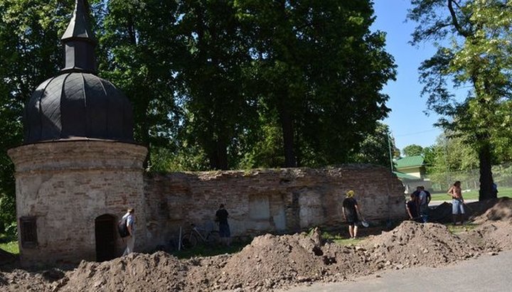 Раскопки возле угловой башни завершились