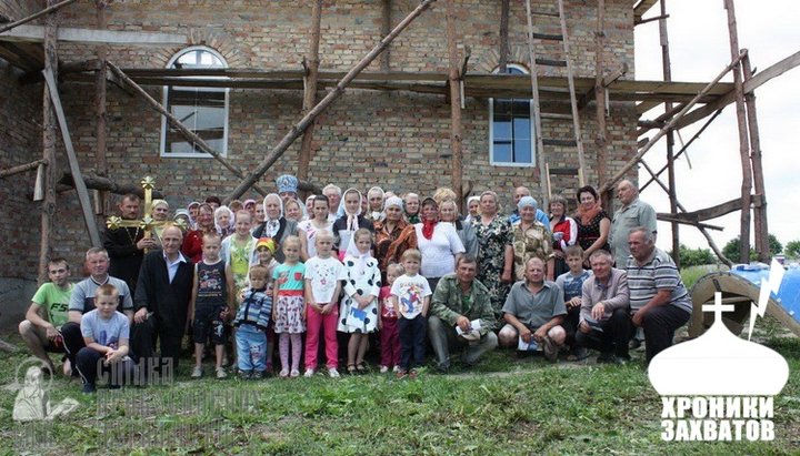 Община УПЦ села Белогородка построила новый храм вместо захваченного раскольниками