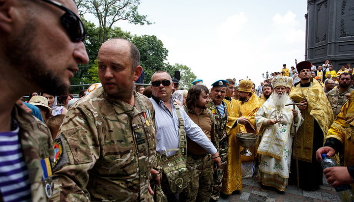 Глава Киевского патриархата Филарет в окружении своих прихожан на Владимирской горке 28 июля 2016 г.