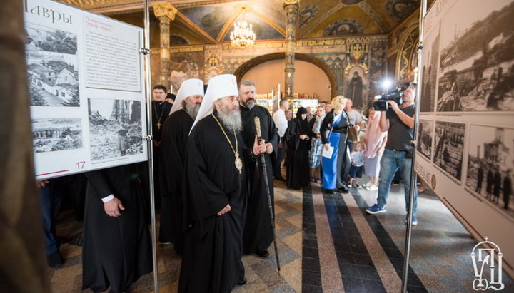 Блаженніший Митрополит Київський і всієї України Онуфрій на відкритті фотовиставки «Хресний шлях Лаври»