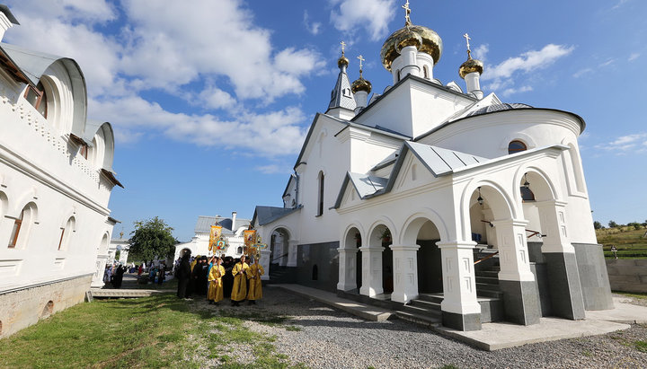 Хресний хід навколо храму на честь святителя Іоанна Шанхайського