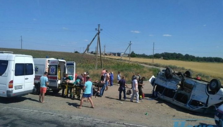 В Васильевском районе Запорожской области, на трассе в районе села Каменское, КамАЗ врезался в микроавтобус с пассажирами