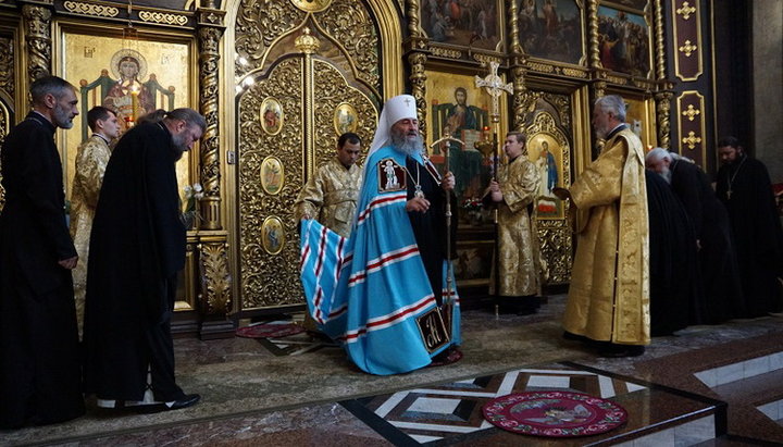 Предстоятель во время воскресной проповеди в Кафедральном соборе Черновцов