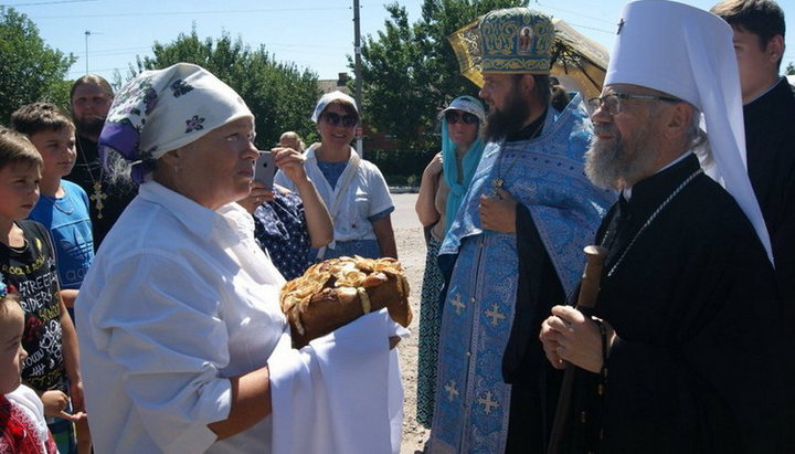 Дорогою хресний хід зустрічали хлібом-сіллю