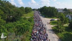 Багатотисячний хресний хід з Кам'янця до Почаєва: відеозйомка з повітря