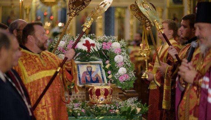 Богослужіння перед мощами святої Параскеви