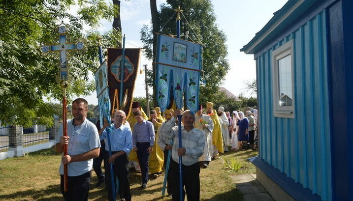 Молебен с обхождением вокруг храма в селе Миротин