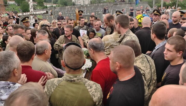 У Львові група язичників намагалася перешкодити священику УГКЦ поховати загиблого бійця