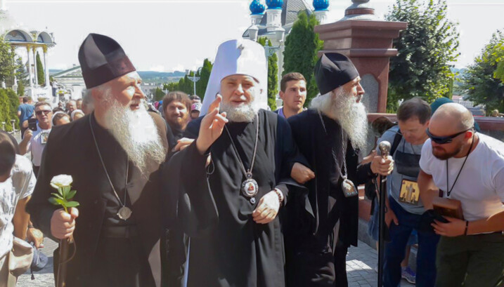 Три митрополита УПЦ в Почаївській лаврі після завершення хресного ходу Кам'янець-Почаїв: митрополит Кам'янець-Подільський і Городоцький Феодор, митрополит Тернопільський і Кременецький Сергій і намісник Почаївської лаври митрополит Почаївський Володимир