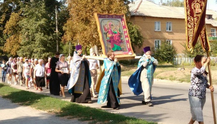 Віруючі Олександрії провели хресну ходу з іконою Богоматері «Всецариця»