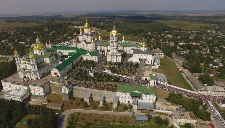 Крестный ход в Почаевской лавре с высоты птичьего полета