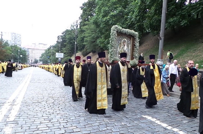 Многотысячный Крестный ход с чудотворными иконами отправился в Киево-Печерскую Лавру (ФОТО)