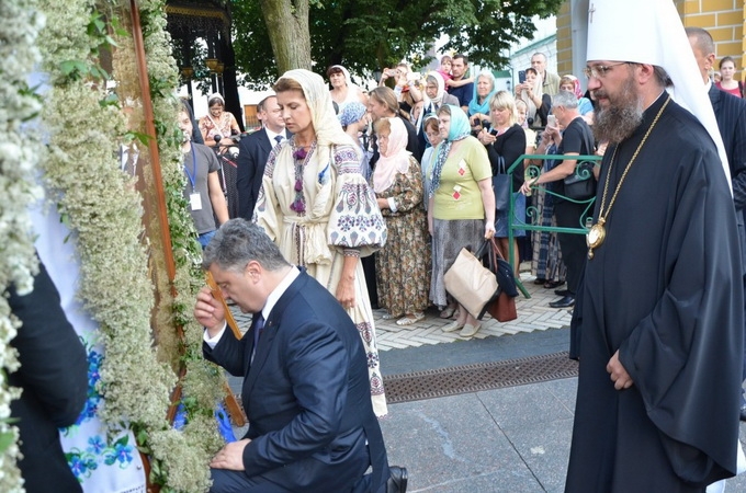 Президент України вклонився чудотворним іконам у Києво-Печерській Лаврі (ВІДЕО)