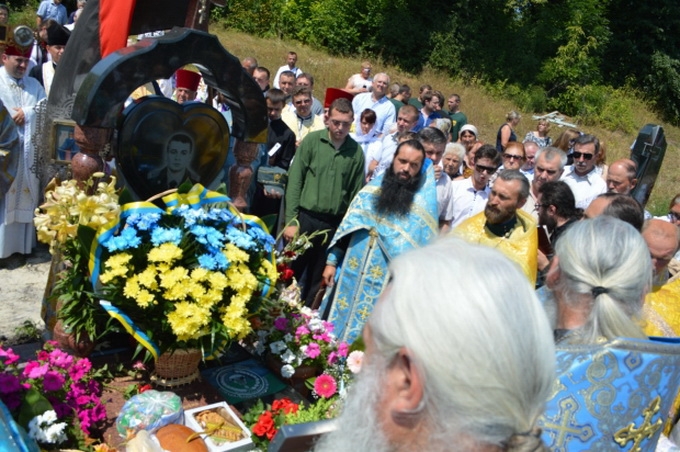 На Тернопільщині могилу воїна АТО – вірянина УПЦ, оточили представники «УПЦ КП»