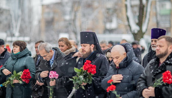 В церемонии возложения цветов к памятному знаку «Воинам Чернобыля» принял участие епископ Барышевский Виктор (Коцаба)