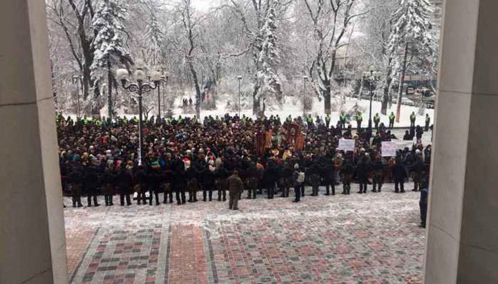 Молитвенное стояние христиан против антицерковных законов. Вид из Верховной Рады