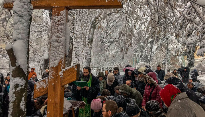 Православные на молебне у стен  Верховной Рады