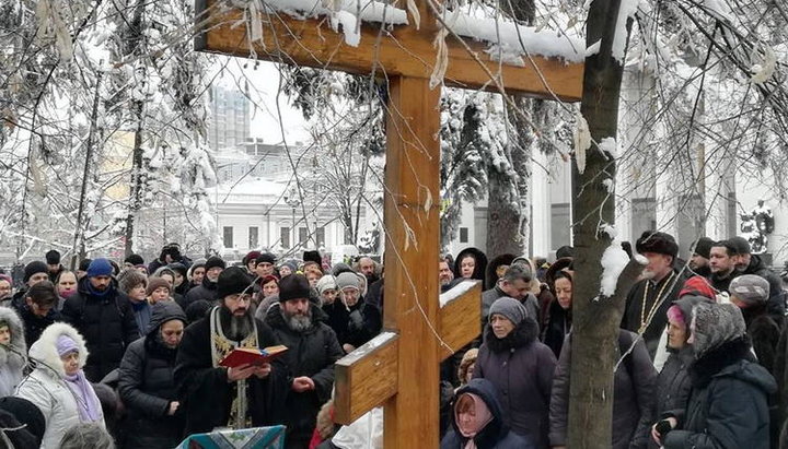 Молитвенное стояние УПЦ возле Верховной рады