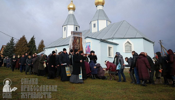 Мешканці села Урвенна моляться чудотворній іконі про подолання релігійної ворожнечі