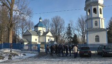 In Pokhovka authorities help schismatics seize UOC church