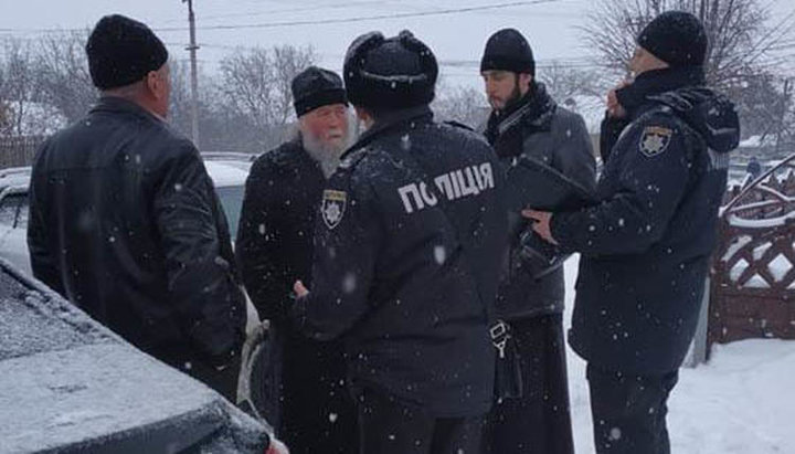 Поліція у Вінницькій області приймає від священика УПЦ заяву про правопорушення