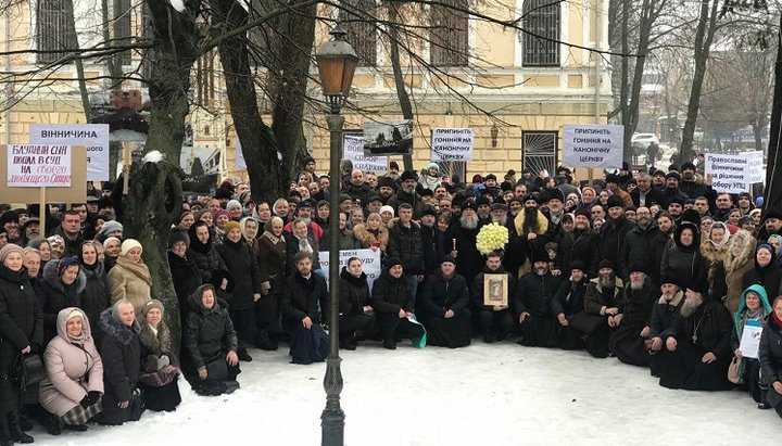 Под стенами Винницкого городского суда проходит молитвенное стояние верующих УПЦ.