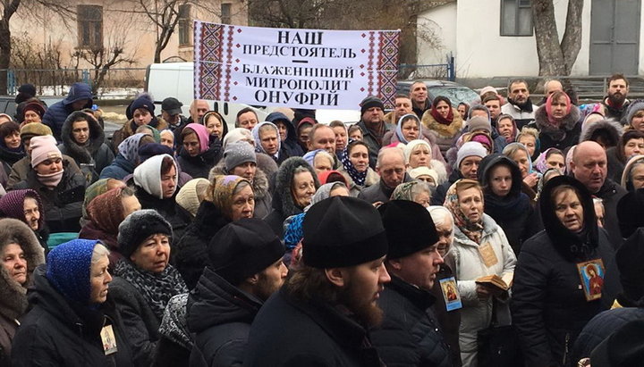 Сотні вірян УПЦ прийшли до Здолбунівської райдержадміністрації на молитовне стояння