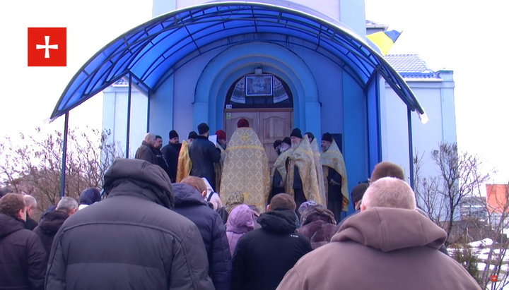 Молебень про множення любові біля входу в Свято-Успенський храм села Погреби Київської області