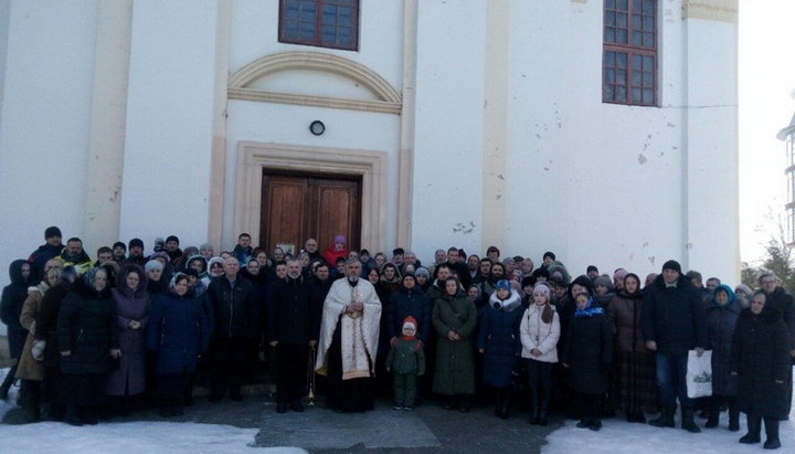 Верующие жители Богородчан у стен Свято-Троицкого храма