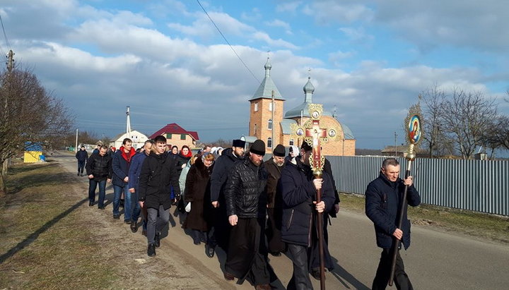 Віряни УПЦ хресною ходою прийшли на збори, але змушені були його покинути.