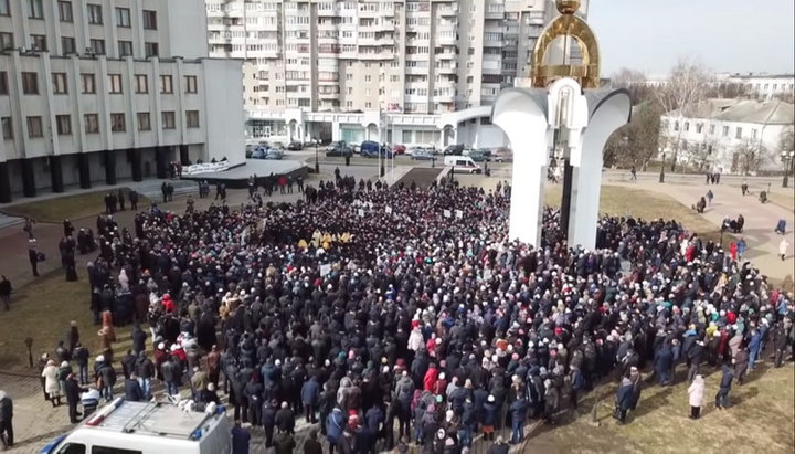 Молитовне стояння біля стін Волинської ОДА