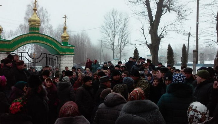 Во время захвата храма УПЦ в с.Гнездычно избили верующих УПЦ.