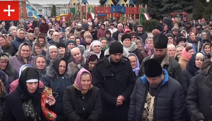 Віряни хресним ходом прийшли до будівлі райдержадміністрації.