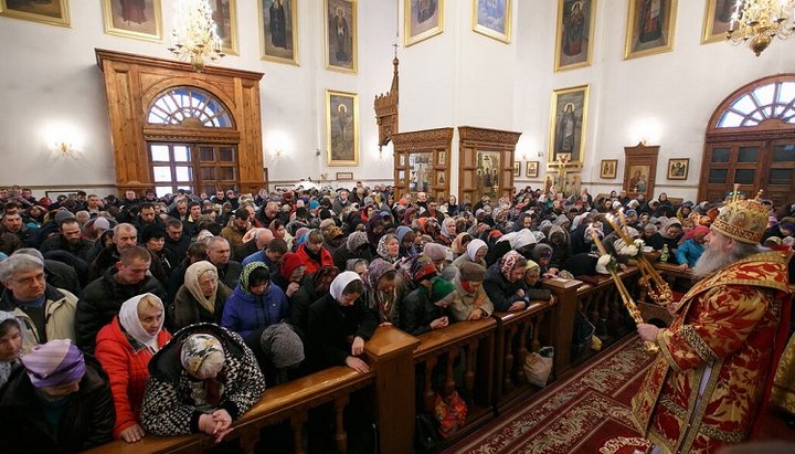 About 3 thousand parishioners and pilgrims prayed at the Sviatogorsk Lavra on the Day of the Triumph of Orthodoxy.