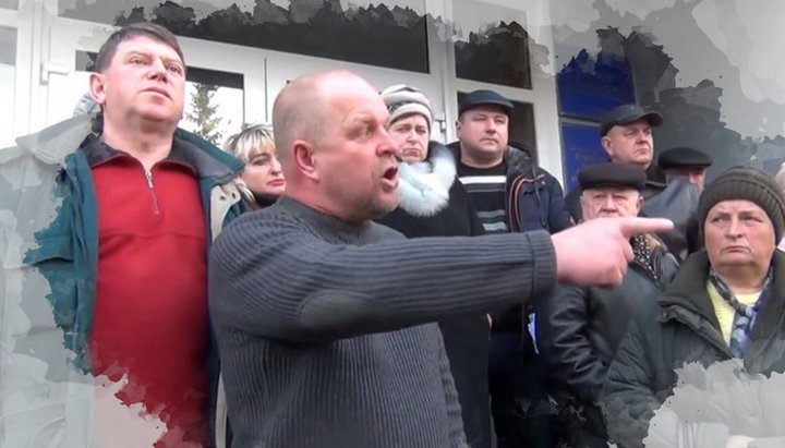 OCU activists speaking during the seizure of the UOC temple in Baranovka