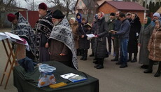 Община УПЦ села Погребы впервые молилась у ворот собственного храма