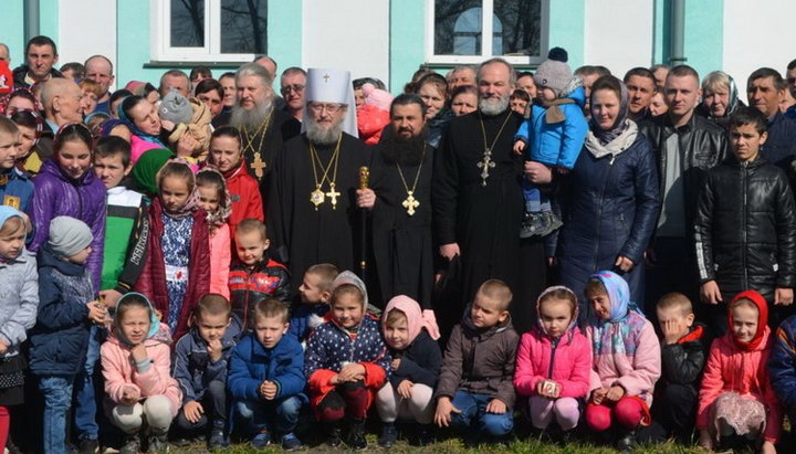 Прихожане села Зеленое единогласно высказались за то, чтобы остаться в юрисдикции УПЦ