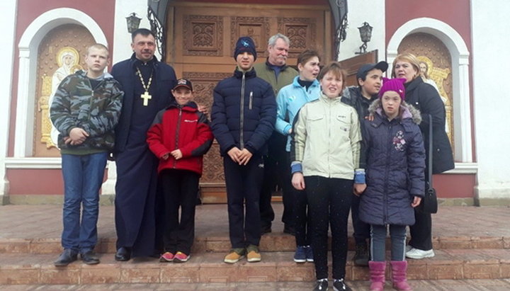 Учасники благодійного заходу для дітей, які страждають на аутизм.